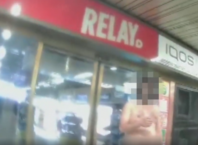 Video: Polícia zadržala nahého muža, vraj prišiel odniekiaľ z kozmu