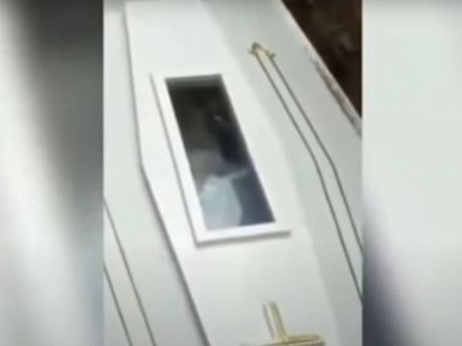 Video: Trúchliacim na pohrebe z rakvy „zamával“ nebožtík