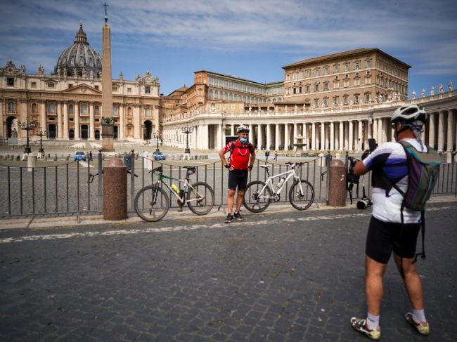 Vatikán zavedie vo svojich bazilikách meranie telesnej teploty