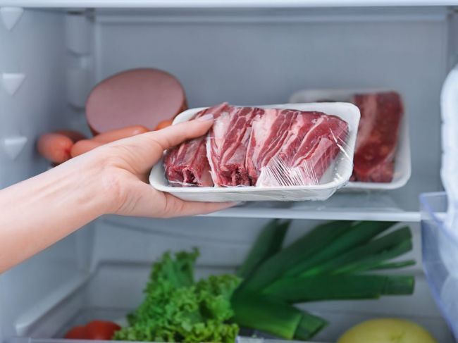 Túto chybu pri odkladaní jedla do chladničky robia všetci. Môže pritom ohroziť život!