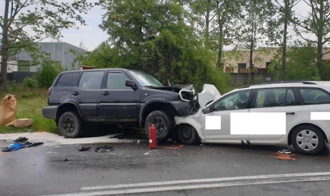Pri čelnej zrážke dvoch áut v Rožňavskom okrese sa zranilo päť ľudí