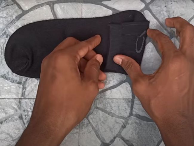 Video: Ako si vyrobiť rúško z ponožky – postačia vám len nožnice