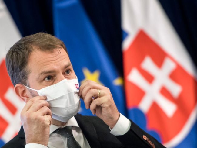 Premiér predstavil zmeny v nosení rúšok a otváraní hraníc