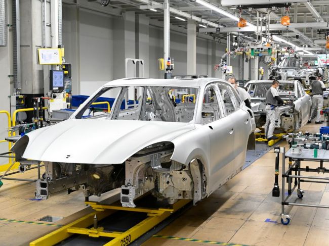 Volkswagen vyrába na dve zmeny, autá už produkujú aj ostatné automobilky