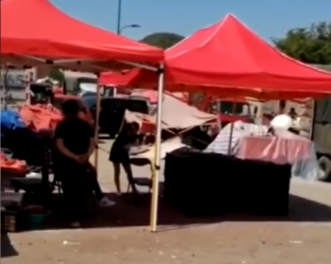 Video: Ženu na trhu prichytili, ako nechutne zavlažuje ovocie