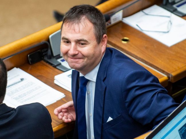Kéry zo Smeru neodchádza, nechce ustupovať názorom politikov, ako je Žiga