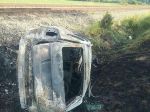 Auto po nehode začalo horieť, život dieťaťa sa nepodarilo zachrániť