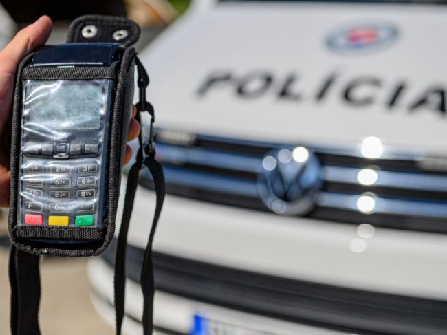 Vodičov zastavuje falošný policajt, takto ho spoznáte