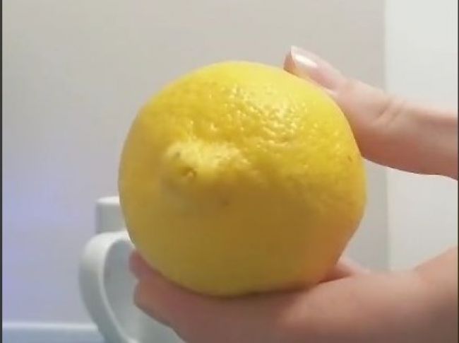 Video: Užitočný trik, ako vyžmýkať citrón bez narobenia neporiadku