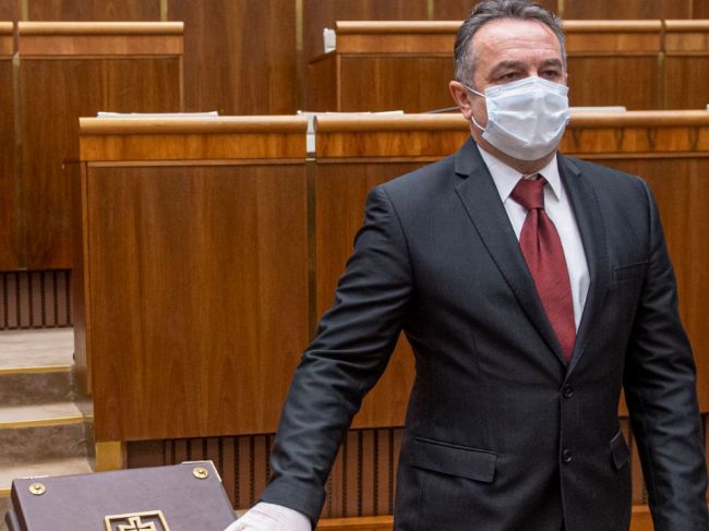 Výbor pre nezlučiteľnosť funkcií začal konania voči Pročkovi a Polákovi
