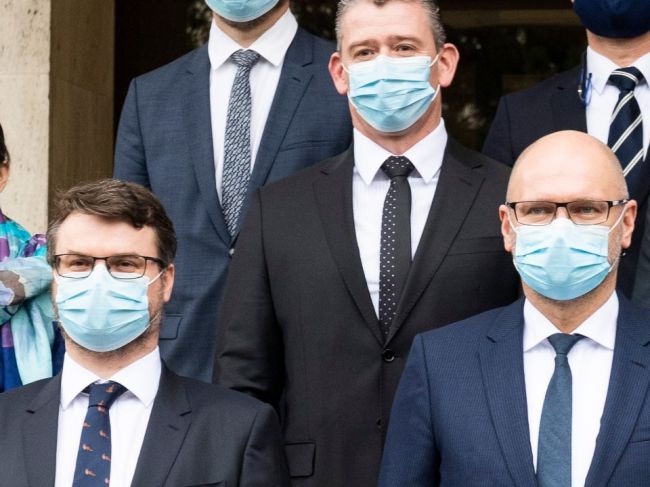 Holý a Sulík majú výboru vysvetľovať neskoré podanie majetkových priznaní