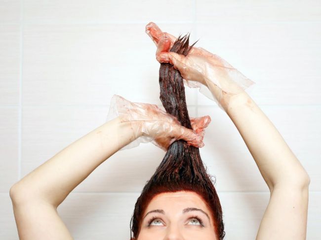 6 spôsobov, ako odstrániť farbu na vlasy z pokožky