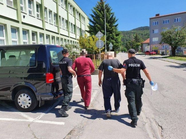 Dôchodcovia napadli policajtov, hrozí im až osemročné väzenie