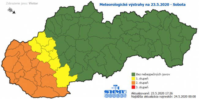 SHMÚ varuje pred silným vetrom na západnom Slovensku