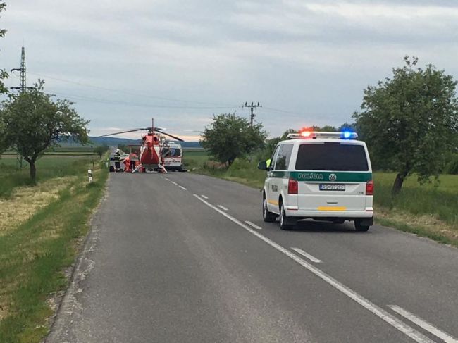 Pri vážnej dopravnej nehode zasahuje aj vrtuľník
