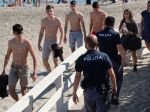 Ľudia v Taliansku po uvoľnení opatrení zaplavili pláže i podniky