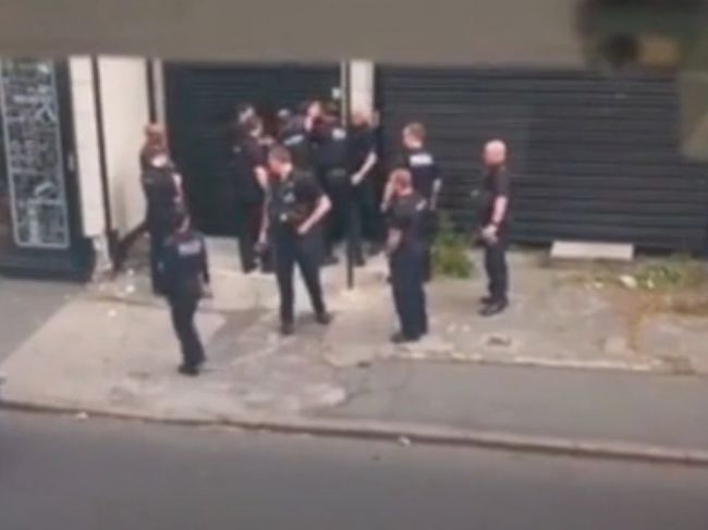 Video: 12 policajtov pacifikovalo jedného tínedžera, verejnosť zákrok odsúdila