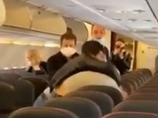 Video: Muži sa pobili v lietadle, všetko kvôli dotyku