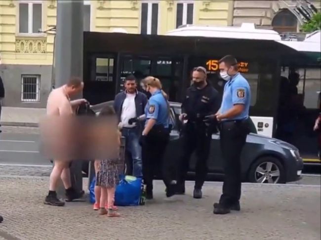 Video: Nahý muž sa prechádzal v centre mesta, vyzliekol aj dcéru