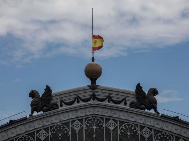 Španielsko vyhlásilo od stredy desaťdňový štátny smútok za obete koronavírusu