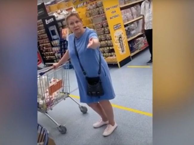 Video: Ošetrovateľku v obchode obvinili zo „šírenia vírusov“ len preto, že mala uniformu