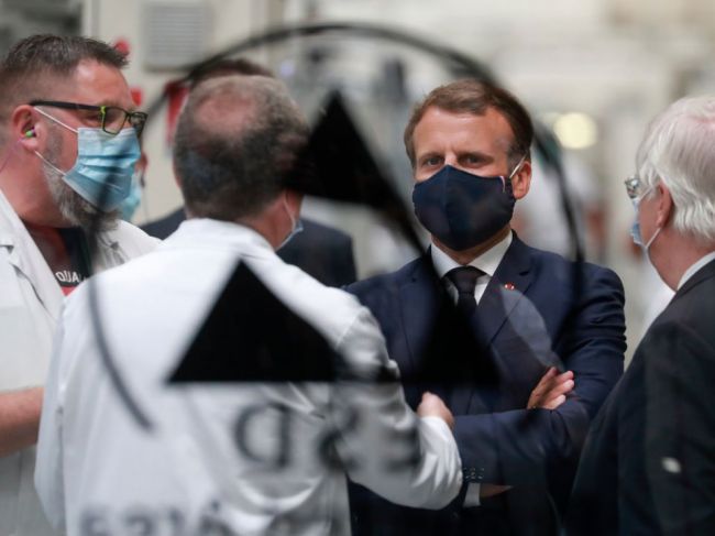 Macron: Francúzsko podporí automobilový priemysel vyše 8 miliardami eur
