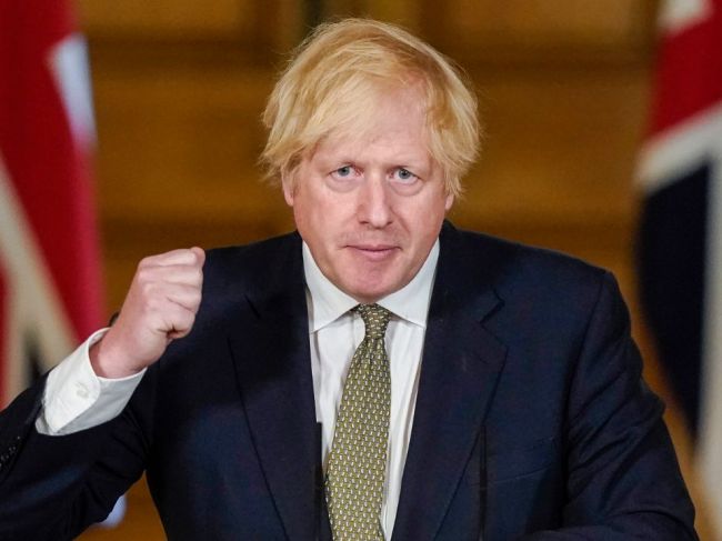Kráľovná Johnsonovi povolila cvičiť v areáli Buckinghamského paláca