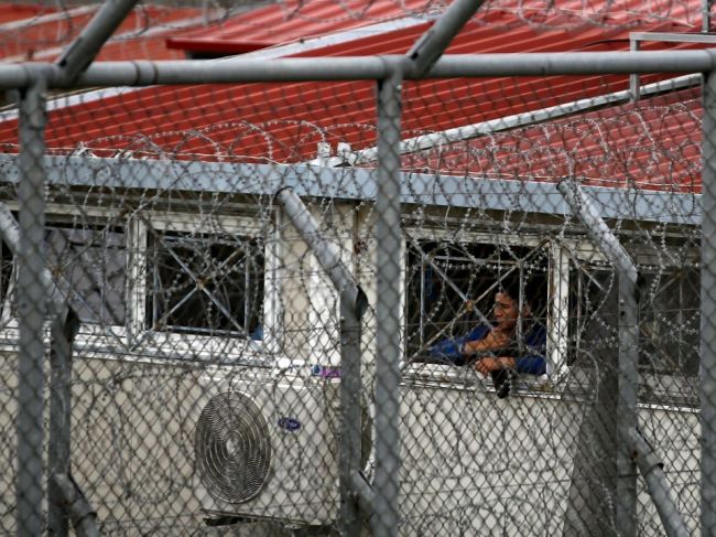 Tisíce utečencov v Grécku stratia prístup k bezplatnému ubytovaniu