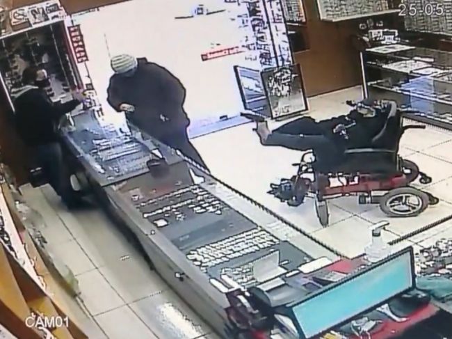 Video: Hluchonemý muž na vozíčku prepadol zlatníctvo, zbraň držal v nohách