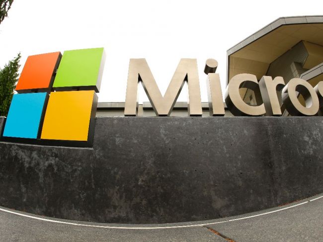 Microsoft plánuje 50 novinárov portálu MSN nahradiť umelou inteligenciou