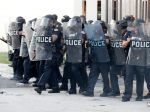 Polícia zasiahla voči demonštrantom porušujúcim zákaz vychádzania