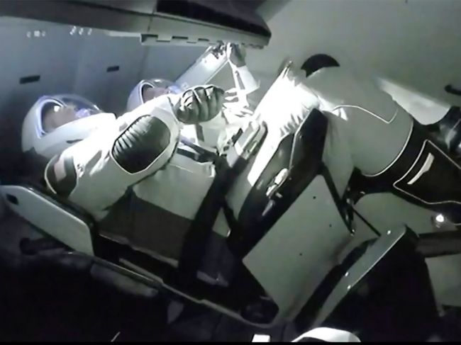 Vesmírna loď Crew Dragon sa úspešne spojila s ISS