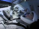 Posádka lode Crew Dragon prešla na ISS