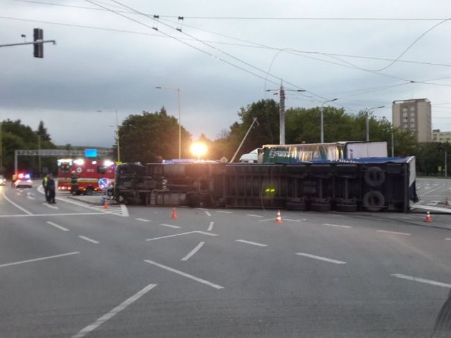 Na frekventovanej križovatke sa zrazili dva kamióny