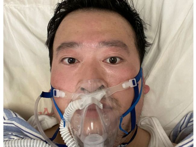 Lekár z nemocnice whistleblowera vo Wu-chane zomrel na COVID-19