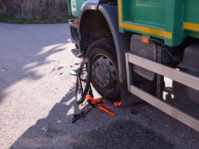 Po zrážke s nákladným autom sa ťažko zranil cyklista