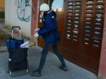 Polícia obvinila doručovateľku z podvodu