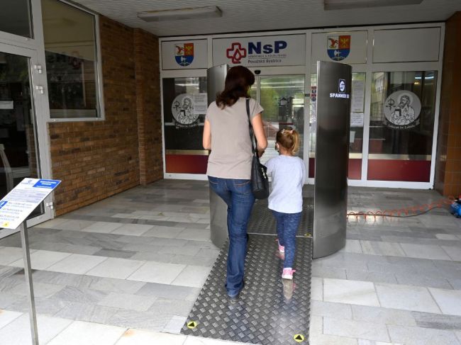 Ľudia v nemocniciach a ďalších zariadeniach môžu opäť prijímať návštevy