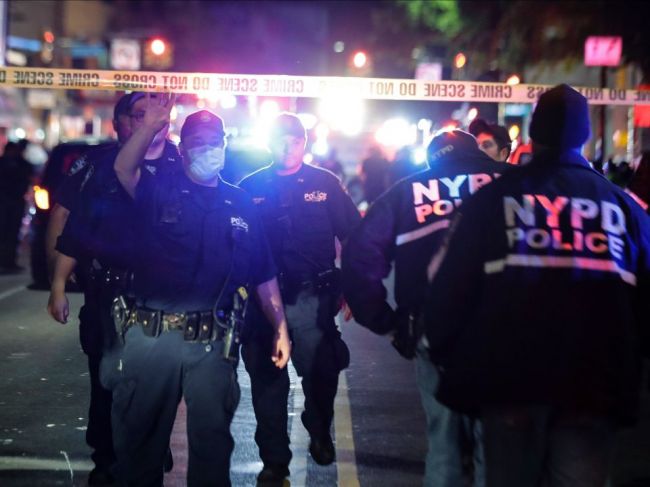 V New Yorku jedného policajta bodli do krku, ďalších dvoch postrelili