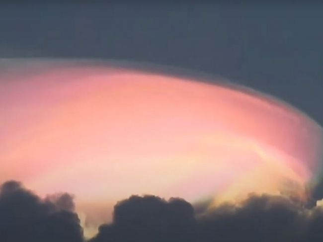 Video: Úkaz na oblohe pripomínal UFO. O čo v skutočnosti ide?