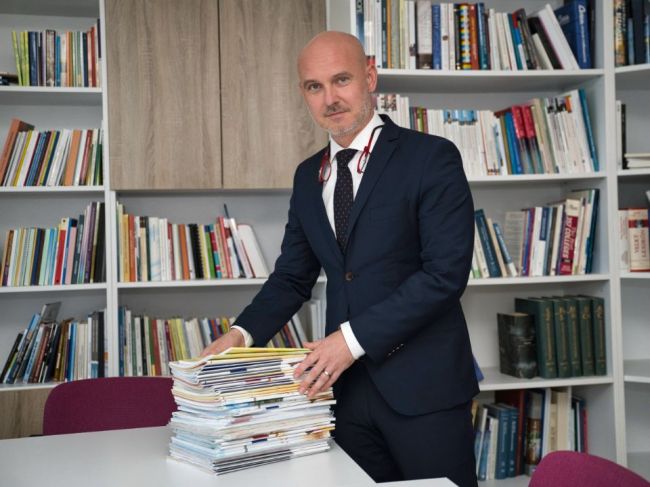 Rezort školstva poskytne školám príspevok na učebnice, potvrdil Gröhling