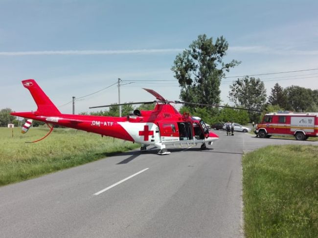 Po zrážke dvoch osobných áut zasahoval vrtuľník