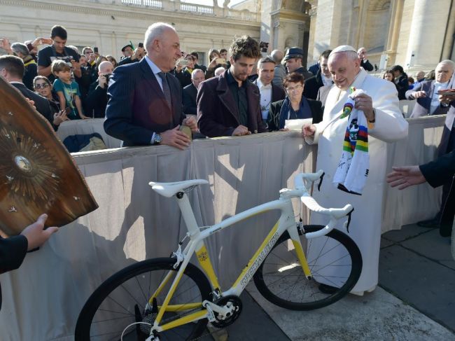 Pápež František vydraží Saganov bicykel, peniazmi pomôže nemocniciam