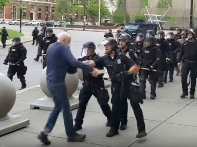 Video: Policajt na proteste v Buffale strčil do seniora, ten zostal ležať na chodníku