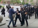 Video: Policajt na proteste v Buffale strčil do seniora, ten zostal ležať na chodníku