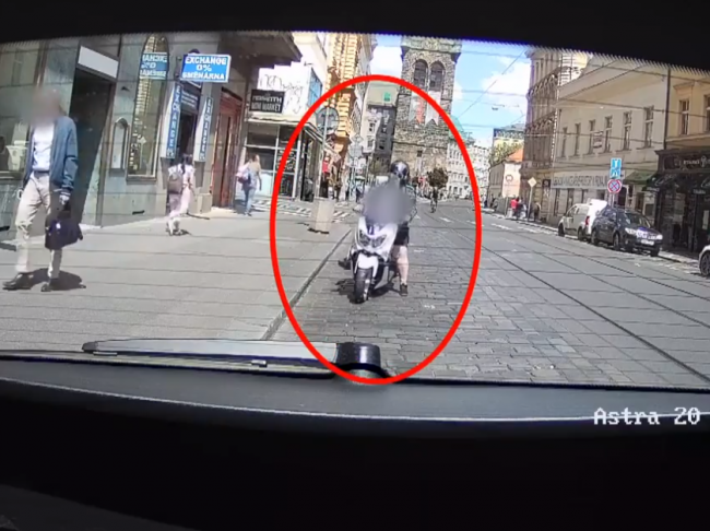 Video: Poslíček chcel zaparkovať skúter pred policajným autom,ušiel mu ako splašená kobyla