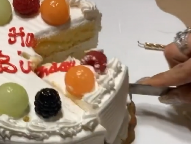 Video: Mama prišla na trik, ako vždy nakrájať rovnaké kúsky torty