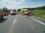 FOTO: Pri zrážke auta a dvoch motocyklov zahynuli dve osoby