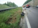 Hasiči zasahujú pri nehode na diaľnici D1, auto sa prevrátilo na strechu