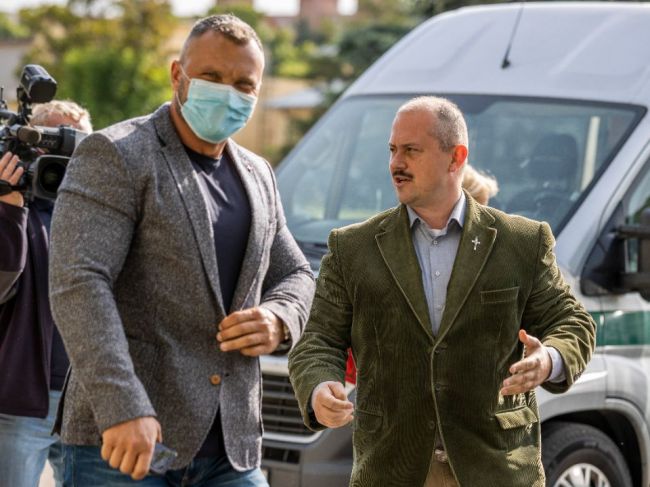 Politológ zaradil ĽSNS na súde v kauze šekov medzi krajnú pravicu